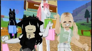 ОЦЕНИВАЕМ МАГАЗИНЫ  ( покупаем лошадей ) Wild horse island roblox