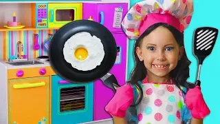 Alice finge PRINCESAS y Juega a Cocinar Nuevos Juguetes