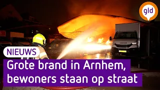 Grote brand in centrum Arnhem, tientallen bewoners op straat | Omroep Gelderland