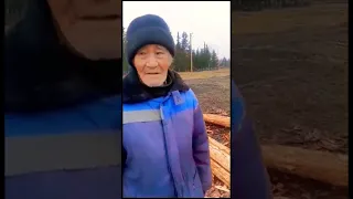 90-летний старик из Якутии обтесывает бревна для постройки хотона. Дед - мощь💪#якутия #дедушка