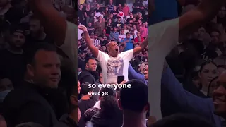 Dave Chappelle being best friends with everybody at the Jake Paul vs. Tyron Woodley flight! #shorts