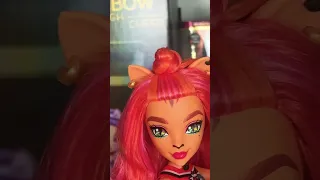 Checking out the new Monster High dolls’ details!