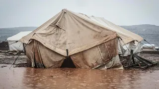Ураган разрушил до основания палаточный лагерь для пострадавших от землетрясения в Турции