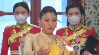 ขยี้ตาแป๊ป! 2ราชองครักษ์หญิงสุดเท่ เป๊ะ!พิธีฉัตรมงคล  อบอุ่น”พระน้องนางฯ”ทรงจุมพิตพระหัตถ์ “ในหลวง”