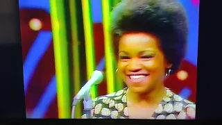Staple Singers: Touch A Hand Make A Friend 1974 Live