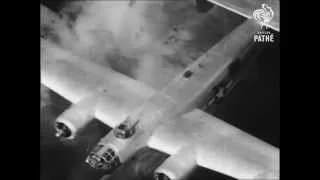 日本軍の対空砲が直撃するB24