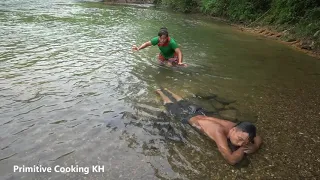 Primitive Life - Fish Attack Man - Survival Skills To Solo Bushcraft Using A Bow Finding Catch Fish