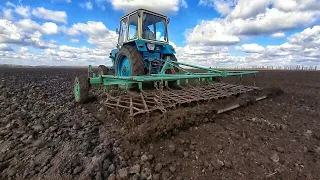 Боронование на ЮМЗ-6 / Harrowing / Разбиваем грудку. Самодельная борона. Закрытие влаги.