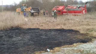 Пожарную машину не могут достать из грязи / They can't get a fire truck out of the mud