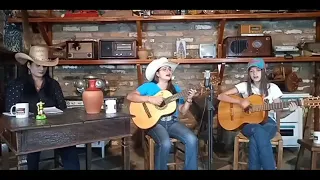 a dupla Lizandra e Victória interpretando a música Pescador e Catireiro