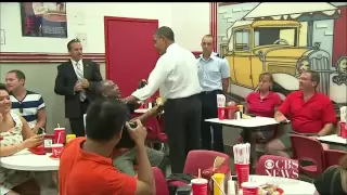 Obama surprises diner, orders chili dogs