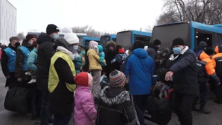 Братская помощь. Поезда с вынужденными переселенцами двинулись в российские регионы