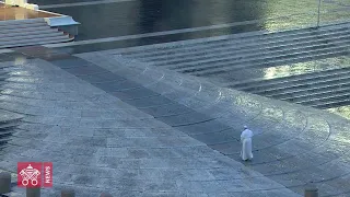 Coronavirus, papa Francesco da solo in piazza San Pietro: le immagini che entreranno nella storia