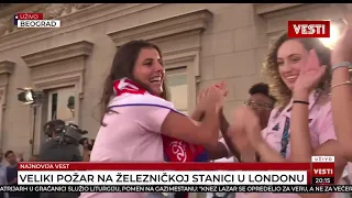 DOČEK KOŠARKAŠICA / Zlatne lavice pozdravile publiku!