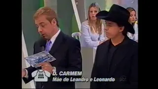 Domingo Legal | Dona Carmem conversa com Gugu sobre Leilão da roupa e violão de Leandro - 02/07/2000