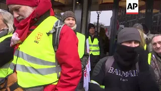 Small protest as Merkel and Macron meet in Aachen