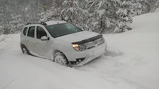 Рено Дастер по мокрому снегу в крутую гору