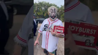 Violent J leaving Vanilla Ice’s house with gifts #icp #vanillaice #joyburst