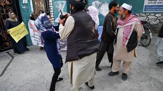 Kabul: Taliban treiben Demonstrantinnen mit Schüssen auseinander