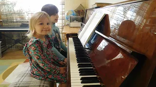 С новым годом! Новогодний концерт. Ярослава (3 года) и Марианна (6 лет) Лемешкины.