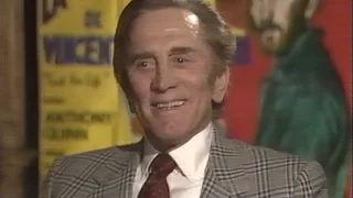 Kirk Douglas parle français / Kirk Douglas speaks French (1989)