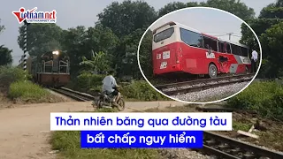 Người dân thản nhiên băng qua tàu hỏa ngay sau vụ tai nạn xe chở học sinh