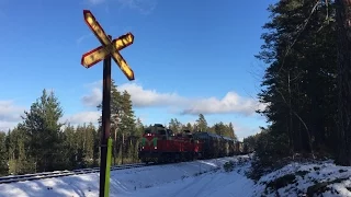 [VR Transpoint] freight train nr. T3534 (Krn → Hnkt) passes Ingvallsby level crossing.