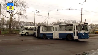 Черкасский троллейбус- ЗиУ-6205 №2027, сход головки токоприемника с контактной сети 19.04.2015