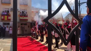 Las tropas disparan la salve a las puertas del Museo de Bailén.