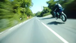 Esto ve un motociclista a 300 km/h