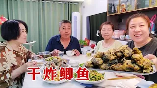 【160斤大龄女】老爸炸一锅小鲫鱼，胖妞买几个海螺，和表姐唠唠家长里短，真开心