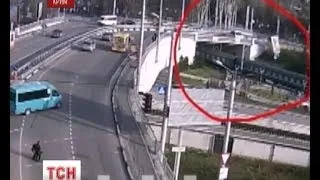 У Севастополі вантажівка на повному ходу впала з залізничного моста