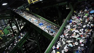 ‘Badge of honour’: Yarra Valley Council gives out red ribbons for incorrect recycling