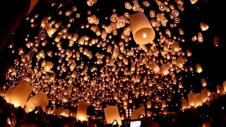 Floating Lanterns Festival - Yi Peng / Loy Krathong - Chiang Mai, Thailand