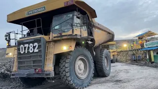 Komatsu and Caterpillar Truk || Coal mining Change shift Area Operator  ~ miningworld