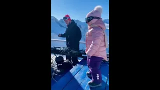 Niña bailando tehno en estación de esqui (10 horas)