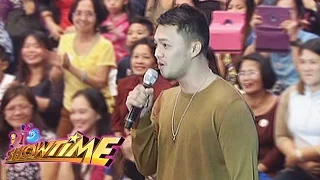 It's Showtime: Richard sings for Pastillas Girl