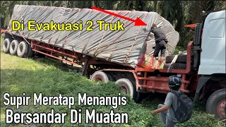 Supir Menangis Bersandar Di Muatan Baru Saja Terjadi II Di Evakuasi Dua Truk