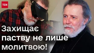 "Зброя" в руках священника! Він власноруч творить кару небесну для ворогів!