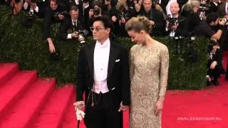 Johnny Depp, Amber Heard arrive at "Charles James: Beyond Fashion" Costume Institute Gala