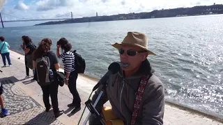 Busker in Lisbon, 2017 - Neil Young´s Heart of Gold