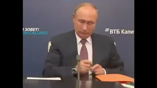 Путин и папка - паркинсон не дремлет.