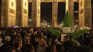 Großes „Ankiffen“: Hunderte feiern Cannabis-Legalisierung in Berlin