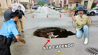 IL NOSTRO NUOVO CUCCIOLO È CADUTO IN UNA BUCA GIGANTE PER STRADA! CHIAMIAMO I SOCCORSI!! *aiuto*