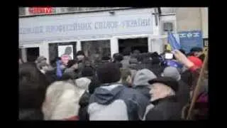 Кличко, Яценюк та Турчинов разом з мітингувальниками увійшли у будинок Федерації профспілок України