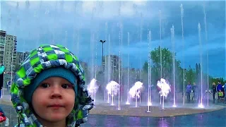 video vlog for kids - Max looks at the fountain - drive home