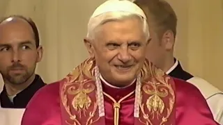 Benedikt XVI  mit Seminaristen aus aller Welt in St  Pantaleon   Weltjugendtag Köln 2005