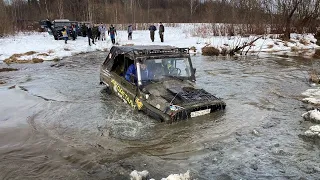 Коварная река не отпускает УАЗы. Весенний Offroad в полях.