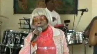 Juana Bacallao ensayando con su banda "Tiemblatierra"