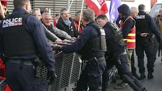 Новые акции протеста во Франции - но Макрон также не сдается